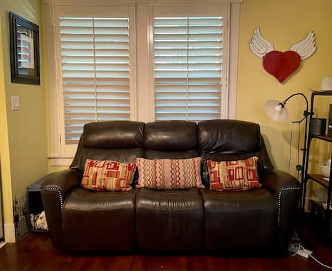Popular Airbnb listing: Charming Heights Bungalow - close to everything! in Houston