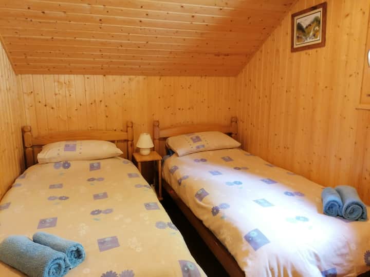 3号卧室，带两张单人床