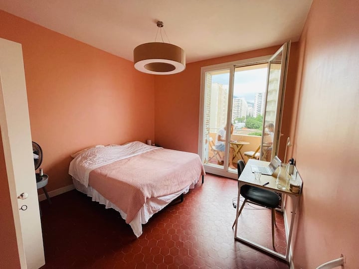 Chambre avec lit gigogne : un lit simple ou deux lits simples séparés ou un lit double orientée nord est avec balcon