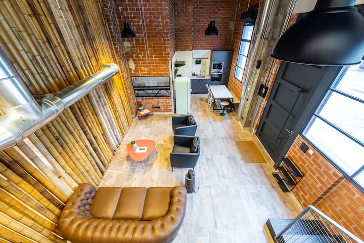 วิวจากชั้นบนสุดของห้องนั่งเล่นและพื้นที่ครัวขนาดเล็ก ที่ที่คุณสามารถชื่นชมความกว้างขวางของที่พัก