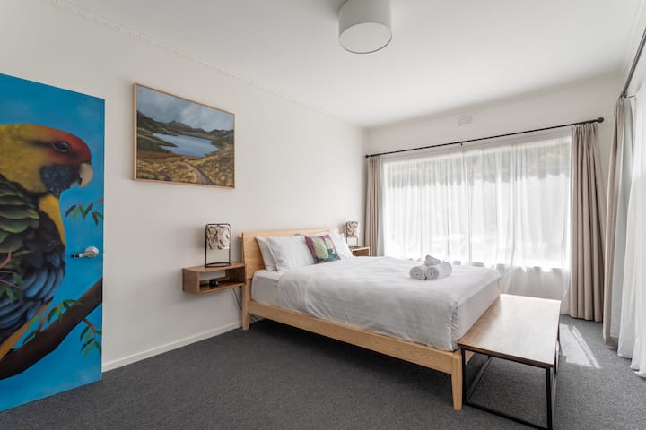 主卧室阳光明媚，窗帘遮阳，两张床头柜均设有衣柜和USB端口。 