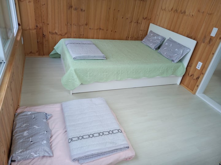 Bračni krevet (160x200) i dječji krevet