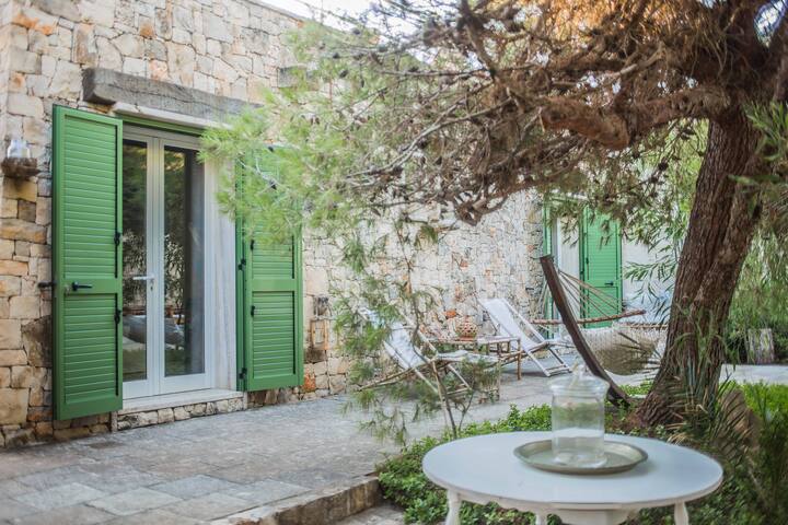 Beachfront Villa & Villa grande, immerse nel verde gallery image 4