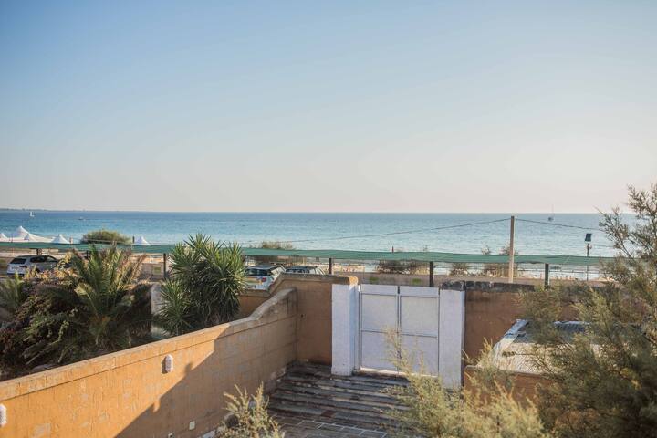 Ville fronte mare, immerse nel verde gallery image 2