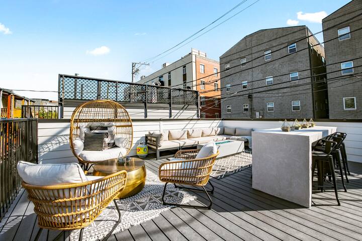 Private roof perfect for large groups! Parking! gallery image 3