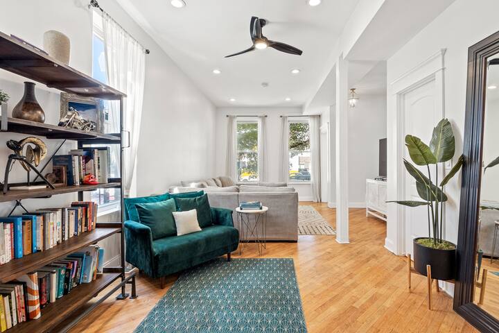 Private roof perfect for large groups! Parking! gallery image 4