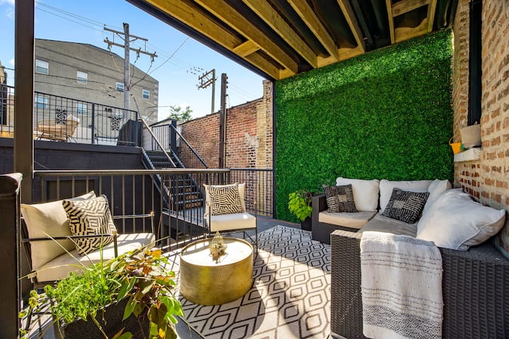 Private roof perfect for large groups! Parking!