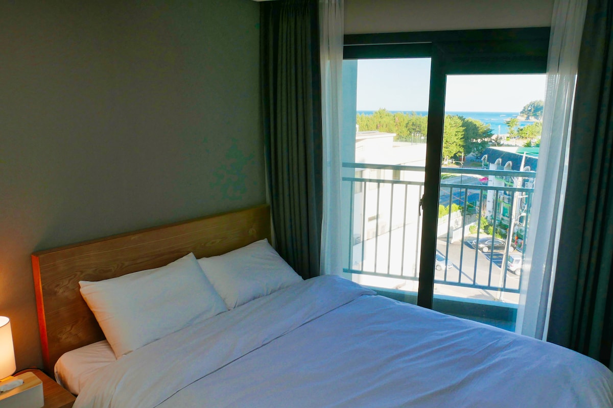 מיטת אירוח ~ נוף לים מהמרפסת
מיטה נוחה, מצעים נעימים