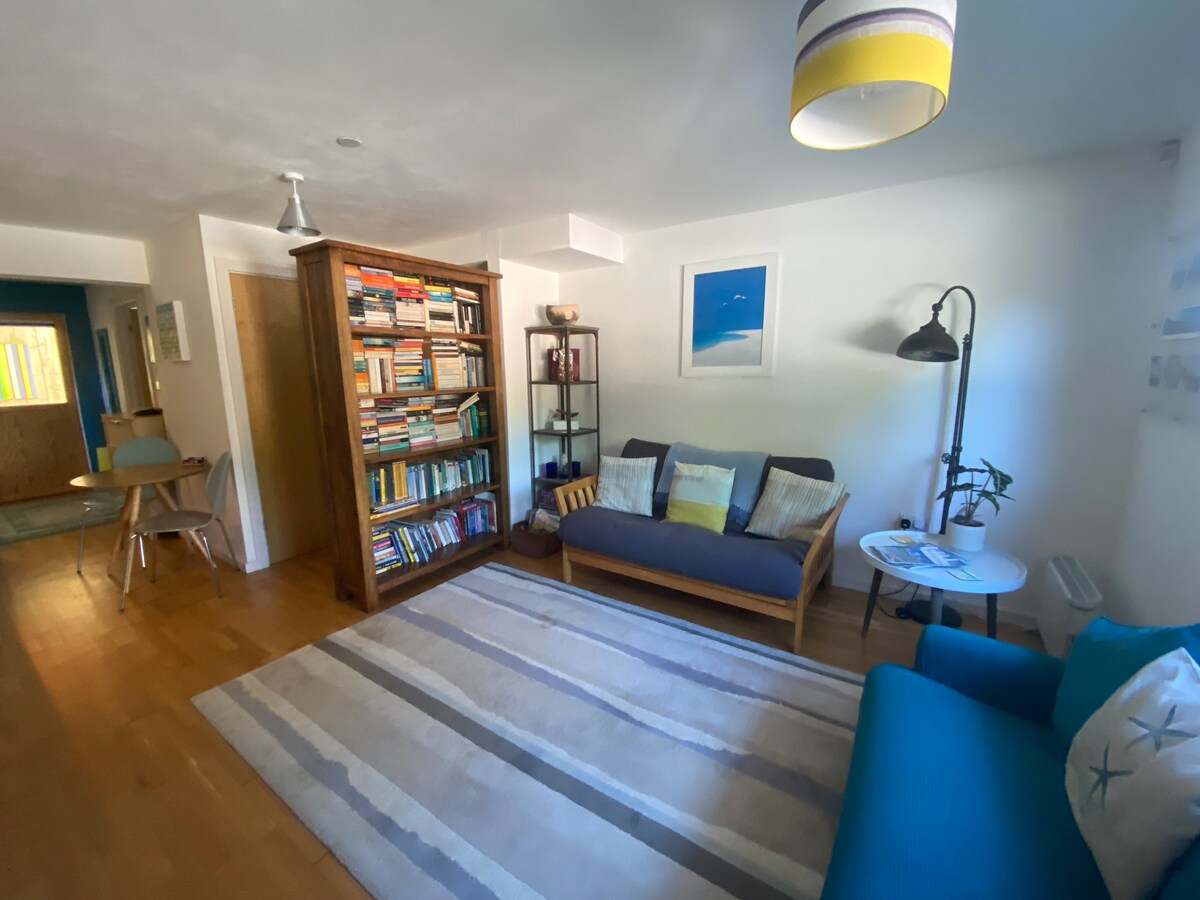 Successful Airbnb property: Spacious studio for 2 with free onsite parking in St. Ives