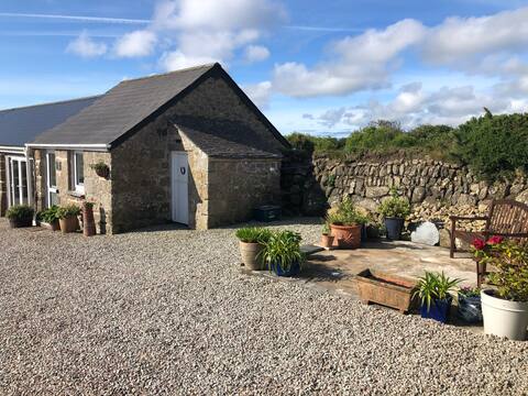 Delightful self-contained studio barn with parking