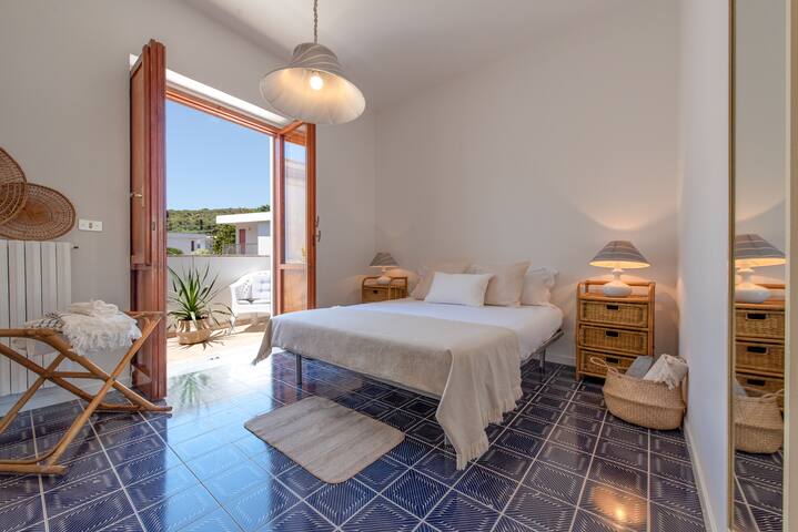 Maria Beach House – 2min to beach, seaview rooftop gallery image 2