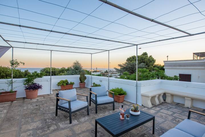 Maria Beach House – 2min to beach, seaview rooftop gallery image 5