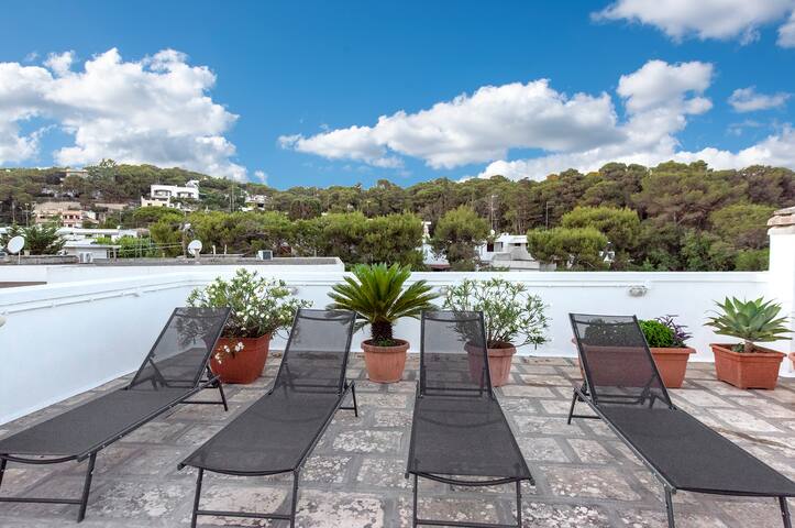 Maria Beach House – 2min to beach, seaview rooftop gallery image 4