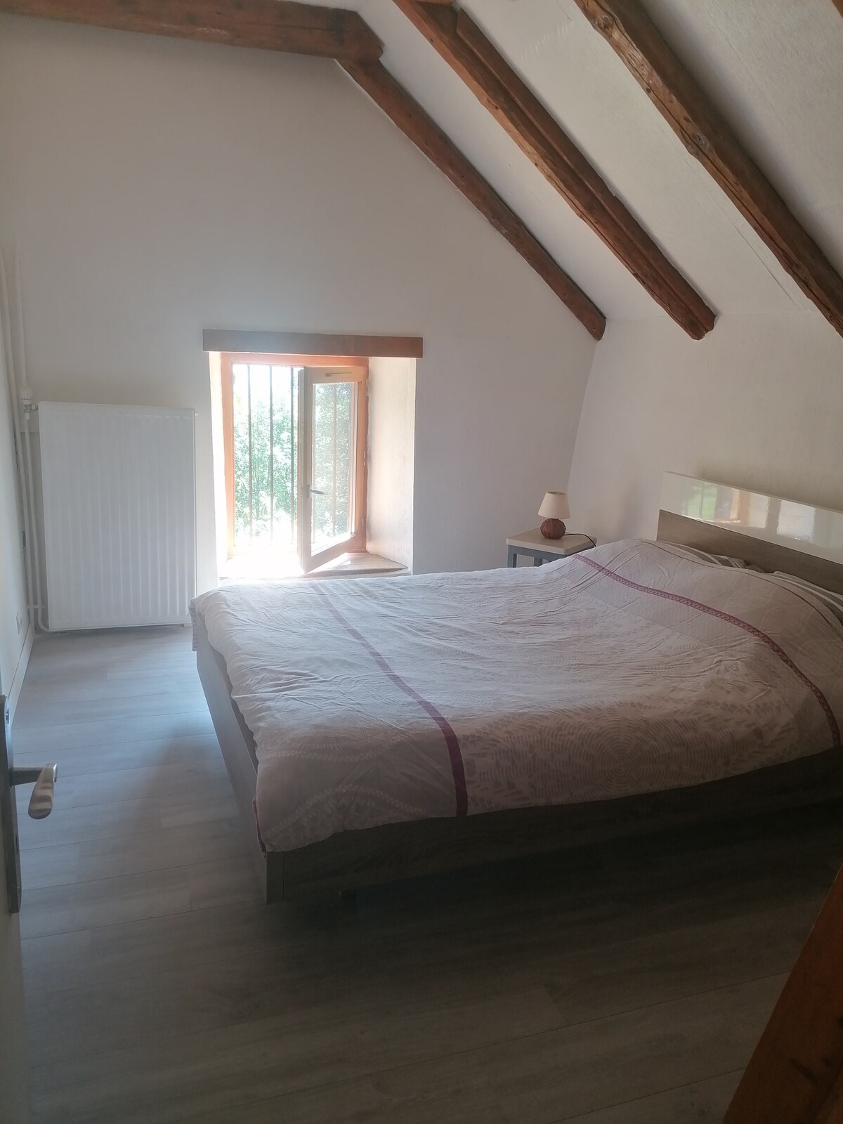 140间双人床卧室位于房屋浴室和厕所的1楼。