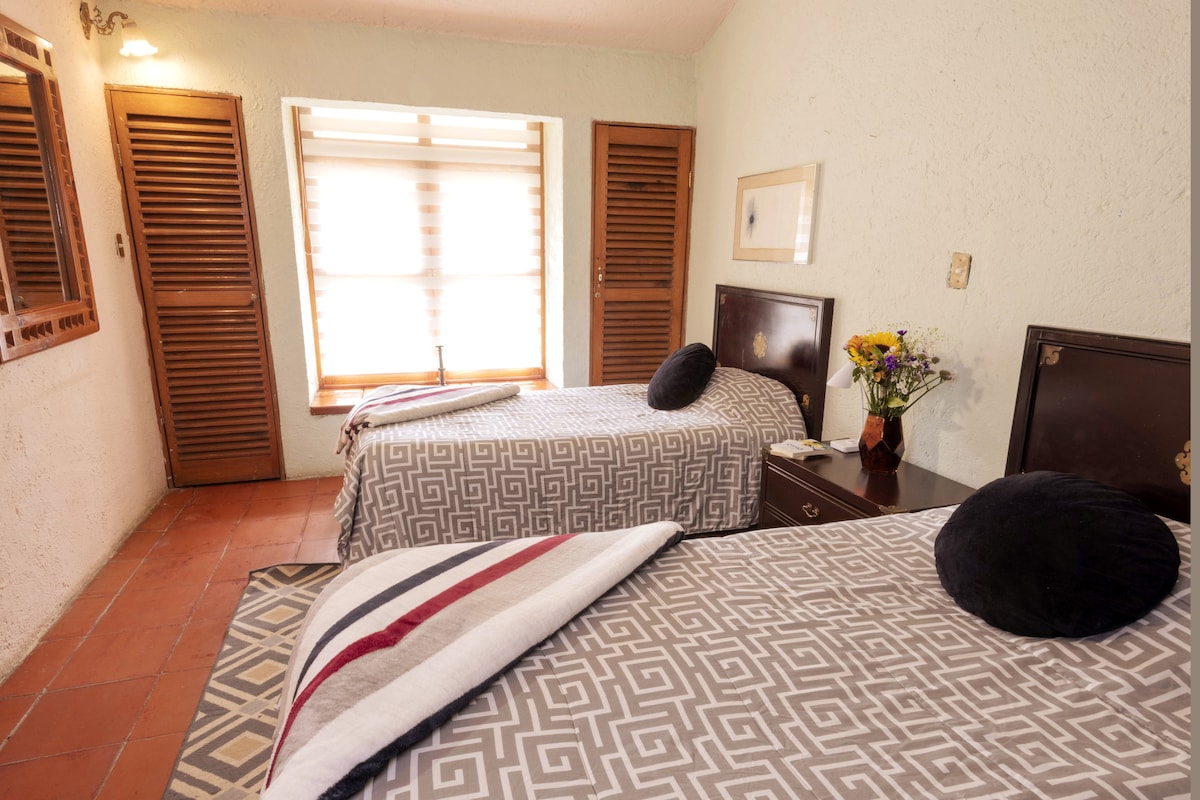 Spavaća soba s 2 jednostruka kreveta