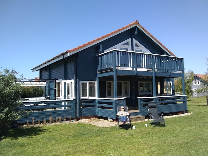 Scandinavian Lodge with Hot Tub on Golf Complex. Chalets for Rent in