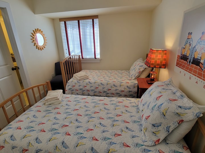 Twin bedroom with private bath