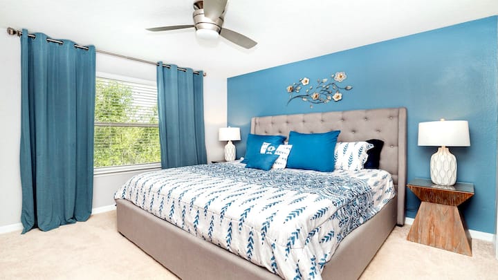 King Bedroom: Likizo yenye starehe iliyo na kitanda cha ukubwa wa kifalme na televisheni