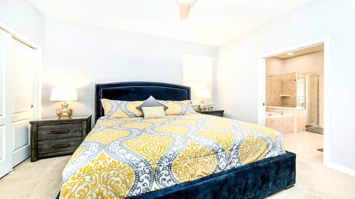 King Bedroom: Likizo yenye starehe iliyo na kitanda cha ukubwa wa kifahari