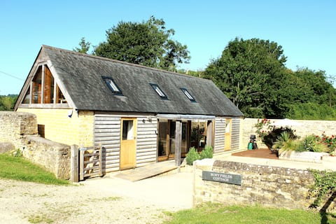 Secluded Cotswold Retreat with views & EV charger