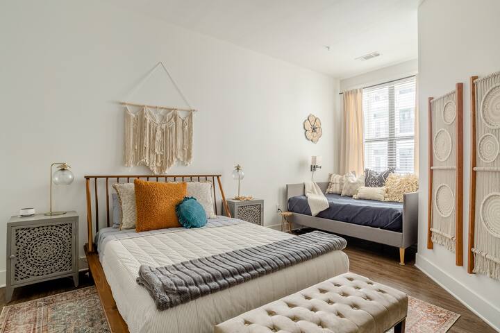 💋Easy walk to Broadway-NASHVEGAS Upscale APT+pool gallery image 2