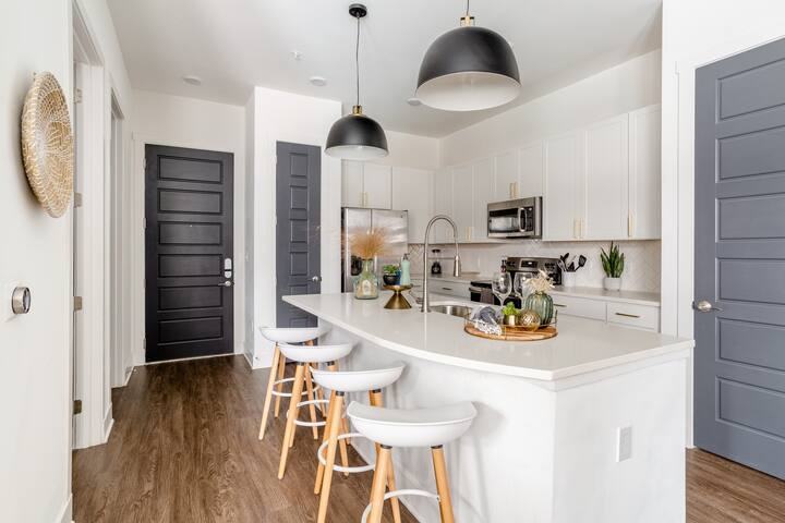 💋Easy walk to Broadway-NASHVEGAS Upscale APT+pool gallery image 3