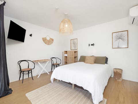 Queen Room (Sleeps 2) - Ocean View
