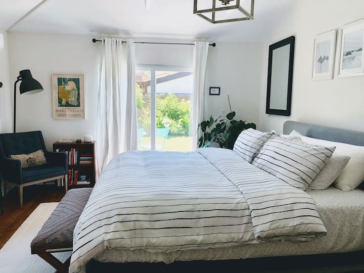 Hohe Decken im Hauptschlafzimmer - freiliegende Balken.