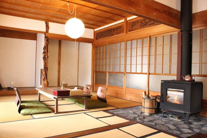 16畳の居間には岐阜県産の薪ストーブがあります。シーズンになると、ゲストの方に薪をくべていただきます。照明は本美濃和紙を使用。岐阜の魅力溢れる設備です。

