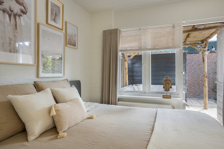 双人卧室，配有漂亮的弹簧床