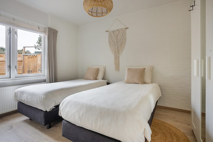 两张可爱的单人弹簧床，也可以彼此打开