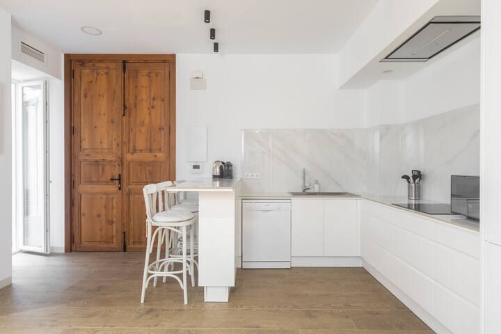 Downtown apartment with terrace gallery image 2