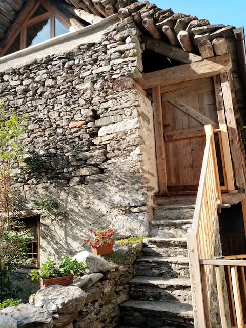 "La chiocciolina" Wood and stone cabin