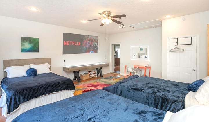 Velkommen til Slumber Party Room!  Faciliteter til voksne og børn: Shuffleboard, 3 queensize-senge, en luftmadras, spilkurv, en grundlæggende projektor med Roku-streamingfunktioner, skrivebordsområde med et oplyst makeup-spejl, totalt mørklægningsgardiner 