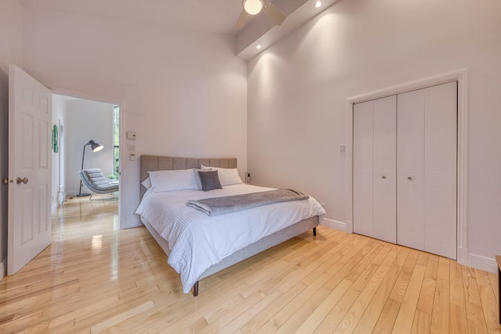 Საძინებელი მე-2 სართული (დიდი ზომის საწოლი)