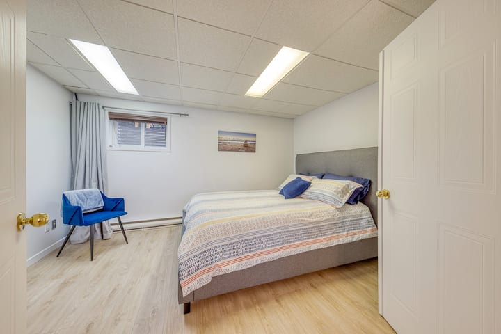 Სარდაფის საძინებელი (საწოლი 152 × 203 სმ)