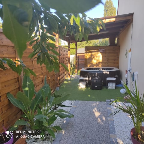 Popular Airbnb listing: L'Écluse d'Épisy – Romantic getaway with hot tub in Moret Loing Et Orvanne