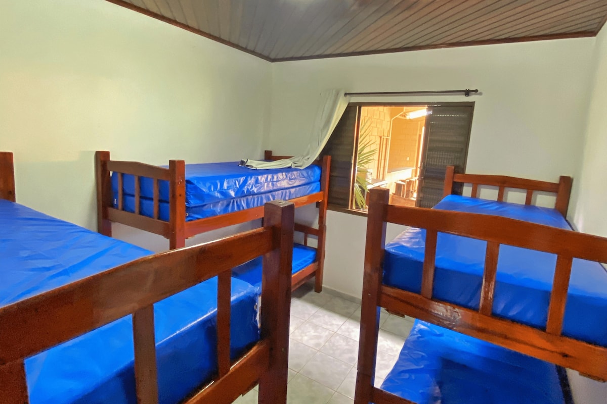 Spavaća soba s krevetima na kat.