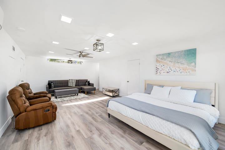 Suite privada en una casita adicional con un sofá cama y una cama tamaño king
(Dormitorio 5)