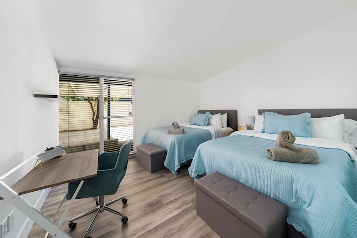 2 camas completas con un escritorio de oficina.
(Dormitorio 2)