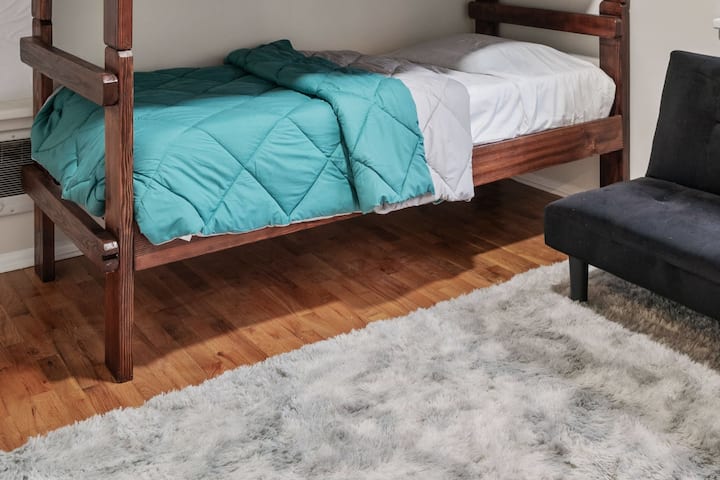 Druhá spálňa má dve samostatné postele a futon. 