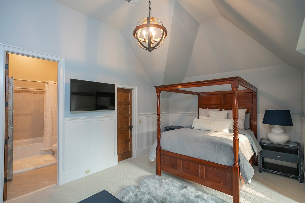 Spavaća soba na katu s bračnim krevetom, 42" smart TV-om i spojenom kupaonicom