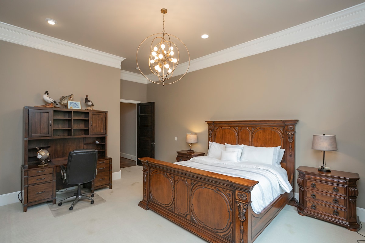 Glavna spavaća soba br. 2 s bračnim krevetom, radnim stolom, iznimno velikim garderoberom i stropom od 12'