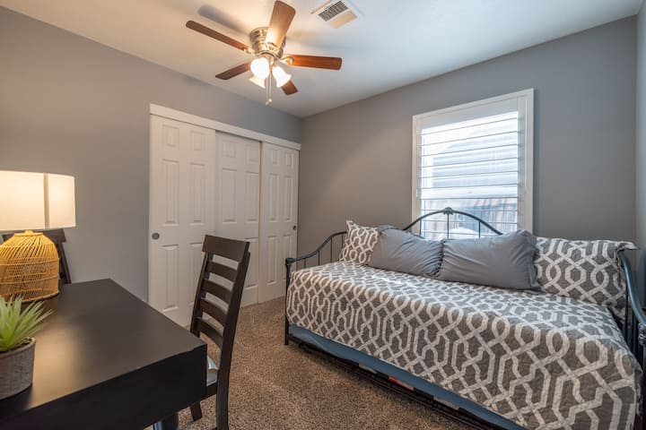 ห้องสำหรับผู้เข้าพัก #4 - เตียงนอนเล่นพร้อมที่นอนคู่แบบป๊อปอัพที่แยกได้ด้านล่างนอนได้ 2 คน นอกจากนี้ยังมีโต๊ะทำงานขนาดเล็กสำหรับพื้นที่สำนักงานที่สอง