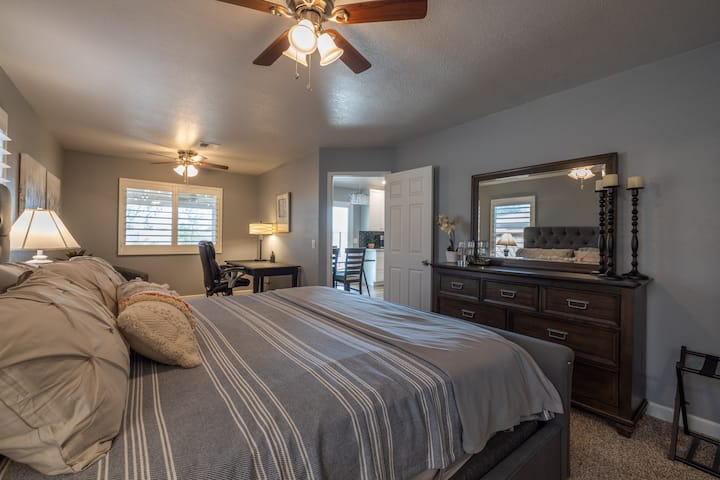 ห้องนอนใหญ่ - เตียงคิงไซส์