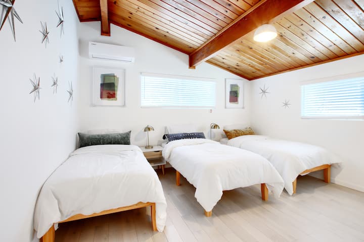 Dormitorio de nivel superior #2 con 3 camas individuales.