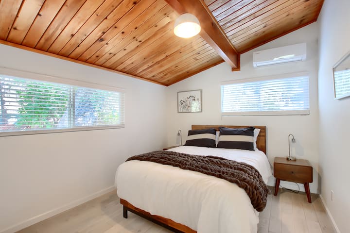 Dormitorio de nivel superior #3 con cómoda cama de tamaño queen.