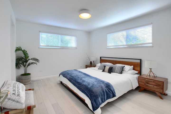 Dormitorio de nivel inferior #1 con acogedora cama tamaño king.