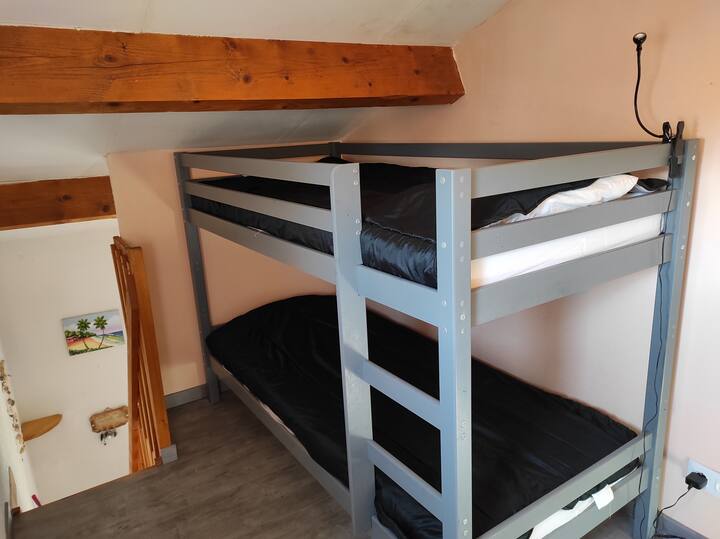 Habitación pasante con litera.
Habitación abuhardillada.
Cama superior prohibida a menores de 6 años.