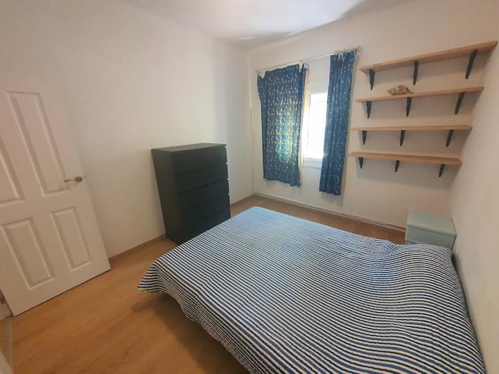 Second bedroom, double bed.
Wooden shelving, drawers and hangers. Looks out onto the streetSegunda 

Bedroom. Double bed. Wooden shelving, drawer, and hangers. Outdoor light with street views.